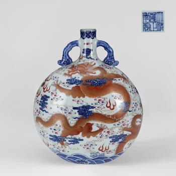 清雍正 青花礬紅龍紋描金抱月瓶