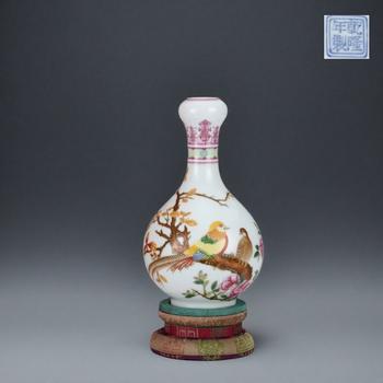 清乾隆 粉彩花鳥紋蒜頭瓶