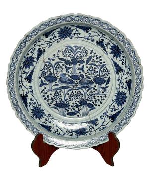 An extra large size of blue and white plater with pattern of mandarin ducks on the lotus pond, Ming Dynasty Pr.