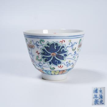 鬥彩花卉紋杯