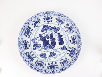 明青花四季花卉紋葵口大盤