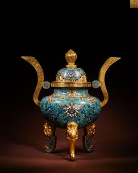 Three-legged cover furnace with clear, dry and long copper tire, twisted wire and enamel crown ear | 清乾隆 銅胎掐絲琺瑯朝冠耳三足蓋爐