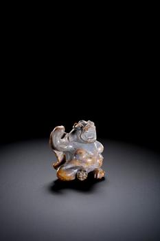 Han Yu sits on a beast | 漢 玉坐獸
