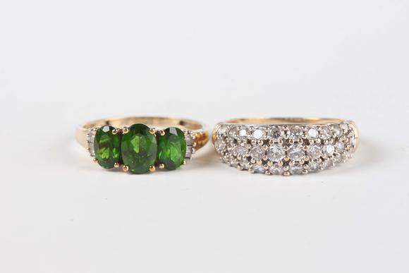 Tooveys|中西方古董藝術(shù)A 9ct gold ring, claw set with three oval cut green diopsides between baguette cut diamond set shoulders, ring size approx M, and a 9ct gold and colou