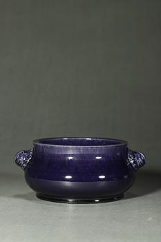 清雍正 茄皮紫釉雙獅耳爐