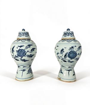 明 青花花卉紋連蓋梅瓶一對(duì)