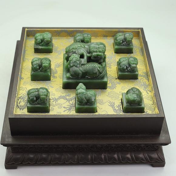 東京蕓術(shù)|關(guān)西古藏—薈萃雜項(xiàng)專(zhuān)場(chǎng)和田碧玉章子一箱碧玉八旗軍統(tǒng)領(lǐng)印