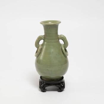 A Longquan Celadon Twin-Handled Pear-Shaped Vase, Yuan Dynasty (1279-1368), 元 龍泉青釉雙耳銜環(huán)玉壺春瓶