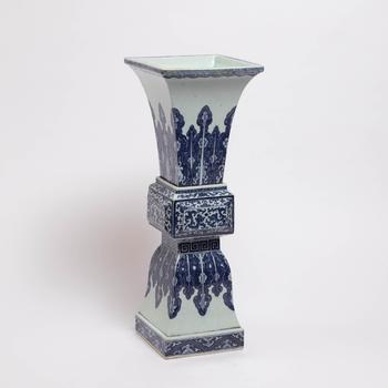 A Large Blue and White Faceted Beaker Altar Vase, Qianlong Period, 18th Century, 清 乾隆 青花仿古螭龍紋大方觚