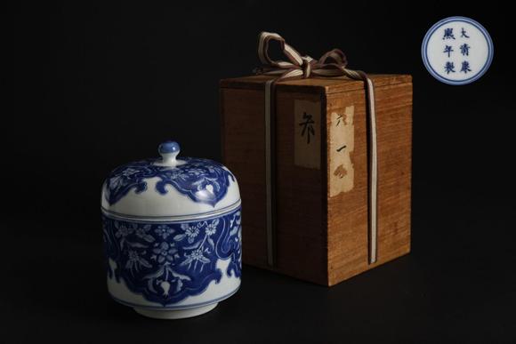東京SAKURA拍賣（櫻花拍賣）康熙 青花披肩花卉蓋缸