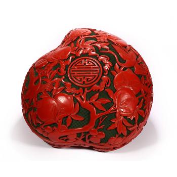 清代剔紅壽桃型點(diǎn)心盒