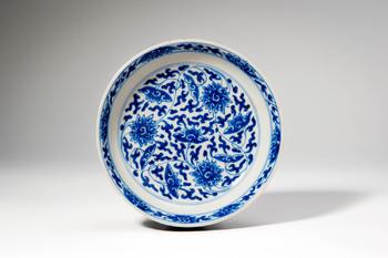 Kangxi Period, Qing Dynasty, Ca. AD 1661 - 1722. >A finely potted blue and white porcelain dish o