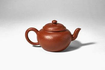 Qing Dynasty, Ca. AD 1644 - 1912. >
A teapot of a compressed globular form, the rounded body risi