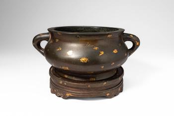 Qing Dynasty, Ca. AD 1644 - 1912. >
A substantial bronze censer of compressed globular form, risi