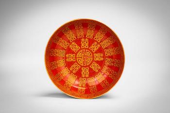 Tongzhi Period, Qing Dynasty, Ca. AD 1861-1875. >A vibrantly enamelled porcelain dish of shallow