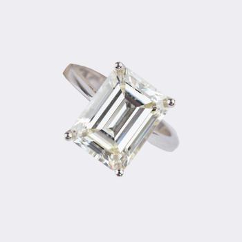 Juwelier Wilm. Highcarat Solitaire Ring with Emerald Cut Diamond.