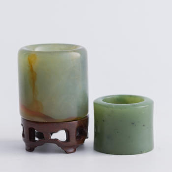 清代 翡翠扳指及碧玉扳指（附木座）  A Chinese jadeite and a spinach jade archer's ring