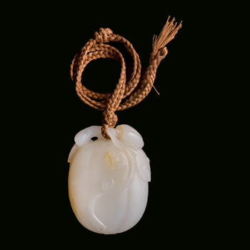 十八世紀(jì) 白玉留皮瓜果掛墜  A Chinese white jade pendant of melons with russet skin