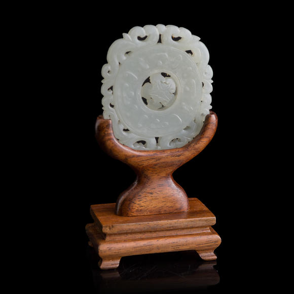 Oakridge Auction Gallery|2026 六月亞洲古董拍賣會十八世紀 白玉轉心佩（附木座）  A Chinese carved white jade rotating-center pendant