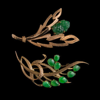 金屬鑲翡翠胸針兩件  Two Chinese jadeite-set metal brooches
