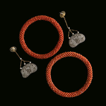 十九世紀 珊瑚珠手鐲一對及玉耳墜一對  A pair of Chinese coral bead bracelets and a pair of jade earrings