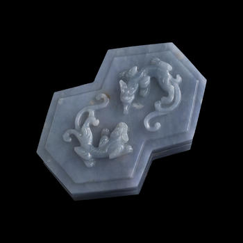 翡翠雕螭龍蓋盒  A Chinese carved jadeite 'chilong' lidded box