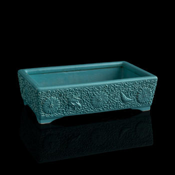 十九世紀 綠松石釉刻纏枝蓮水仙盆  A Chinese turquoise-glazed 'lotus scrolls' narcissus bowl