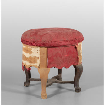 Comoda Luigi XIV rivestita di damasco rosso,