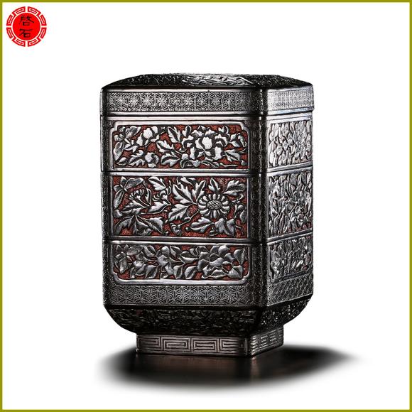 北京啟石明 墨底花卉人物四節(jié)三盒