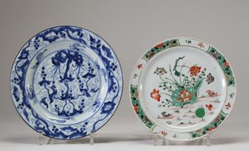 Lot de deux assiettes en porcelaine de Chine du XVIIIe siècle, comprenant une assiette en bleu et blanc de style Kangxi à décor végétal stylisé, et un