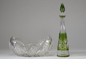 Lot en cristal du Val Saint Lambert comprenant une coupe circulaire richement taillée à bord festonné et une carafe fuselée à décor taillé, rehaussée