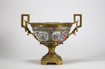Coupe en porcelaine de Canton à décor polychrome de scènes de personnages et motifs floraux, montée dans une monture en bronze doré, travail fran?ais