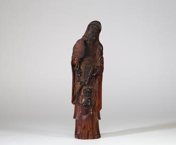 Chine, XIXe siècle, sculpture en bambou finement sculpté représentant un dignitaire ou immortel tenant un éventail et des attributs symboliques, accom