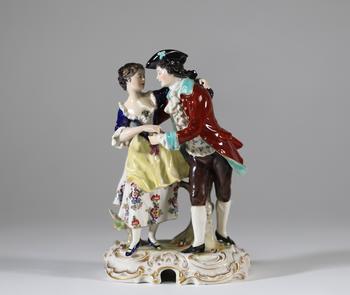 Groupe en porcelaine allemande représentant un couple galant en habit du XVIIIe siècle, enlacé dans une scène de danse ou de promenade, reposant sur u