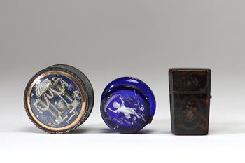 Lot de trois bo?tes des XVIIIe et XIXe siècles comprenant une bo?te ronde à décor de vernis et miniature sous verre représentant un pavillon, une peti