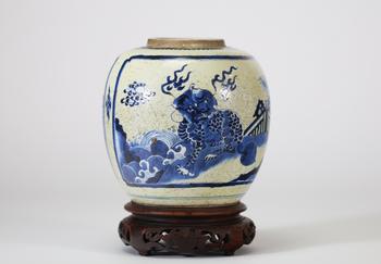 Chine, potiche en porcelaine bleu et blanc à décor de qilin, dragons stylisés et objets précieux, marque en double cercle, montée sur socle en bois aj