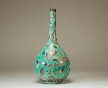Chine, important vase bouteille en porcelaine de la famille verte à fond turquoise, à décor de dragons évoluant parmi des nuées stylisées et motifs de