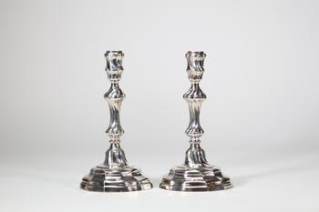 Paire de bougeoirs en argent massif reposant sur une base mouvementée, le f?t à décor torsadé, travail liégeois d’époque Louis XV (XVIIIe siècle)
Et