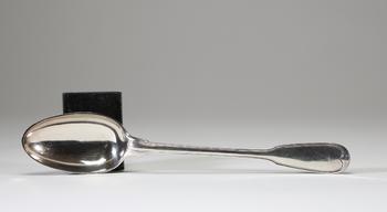 Cuiller à rago?t en argent massif d’époque Louis XVI, modèle uni à filet, le manche orné d’armoiries gravées sous couronne, portant plusieurs poin?o