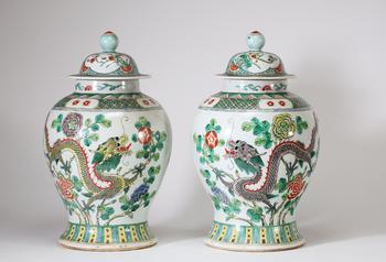Chine, paire de potiches couvertes en porcelaine de la famille verte, à décor polychrome de dragons évoluant parmi des pivoines et rinceaux feuillagés