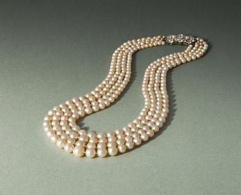AN EARLY 20TH CENTURY FOUR ROW NATURAL PEARL AND DIAMOND NECKLACE