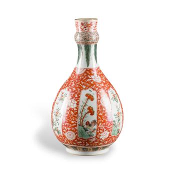 EINE FAMILLE-VERTE-VASE MIT BLUMENDARSTELLUNG