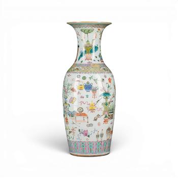 EINE GROSSE FAMILLE-ROSE-VASE MIT DER DARSTELLUNG VON \'\'HUNDERT ANTIQUIT?TEN\'\'
