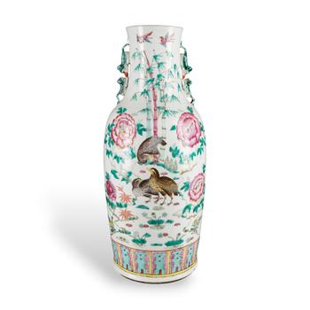 EINE FAMILLE-ROSE-VASE MIT DARSTELLUNG VON \'AN JU LE YE\'
