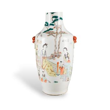 EINE FAMILLE-ROSE-VASE MIT DARSTELLUNG VON \'SAN NIANG JIAO ZI\'