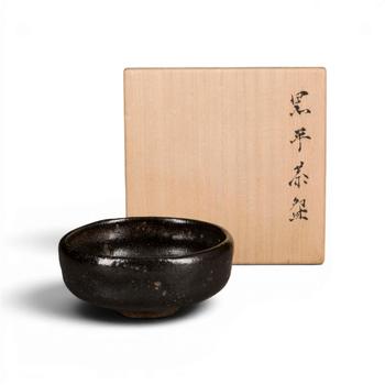 EIN KURO-RAKU SOMMER-CHAWAN (TEESCHALE)