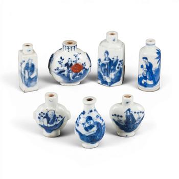 SIEBEN BLAU-WEISSE SNUFFBOTTLES MIT FIGURENDARSTELLUNG
