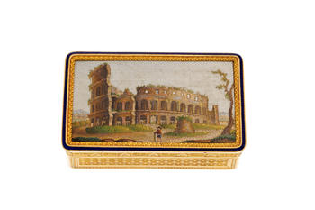 Tabatière en or 750 finement ciselé de motifs guillochés, de frises et de palmettes, le couvercle est garnit d’une mosa?que figurant l<br><br><i>Rectangular gold snuff box, finely chased with engine-turned friezes and palmette motifs, Paris, 1809–1819. </i>