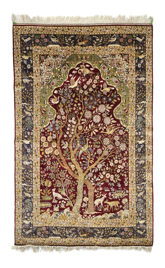 Piguet - H?tel des VentesTapis de prière Kashan en soie, Iran, 1er quart du XXe s., à décor d'un arbre de vie et d'animaux inscrits dans un mihrab rouge, 139x213