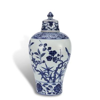 Ming Dynasty Yongle period, Blue-and-white covered prunus vase with flower and bird patterns